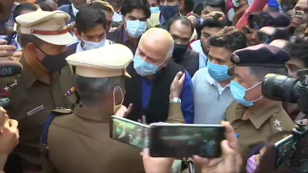 सीएम आवास के बाहर धरना पर बैठे मनीष सिसोदिया, कहा- नजरबंद हैं अरविंद केजरीवाल