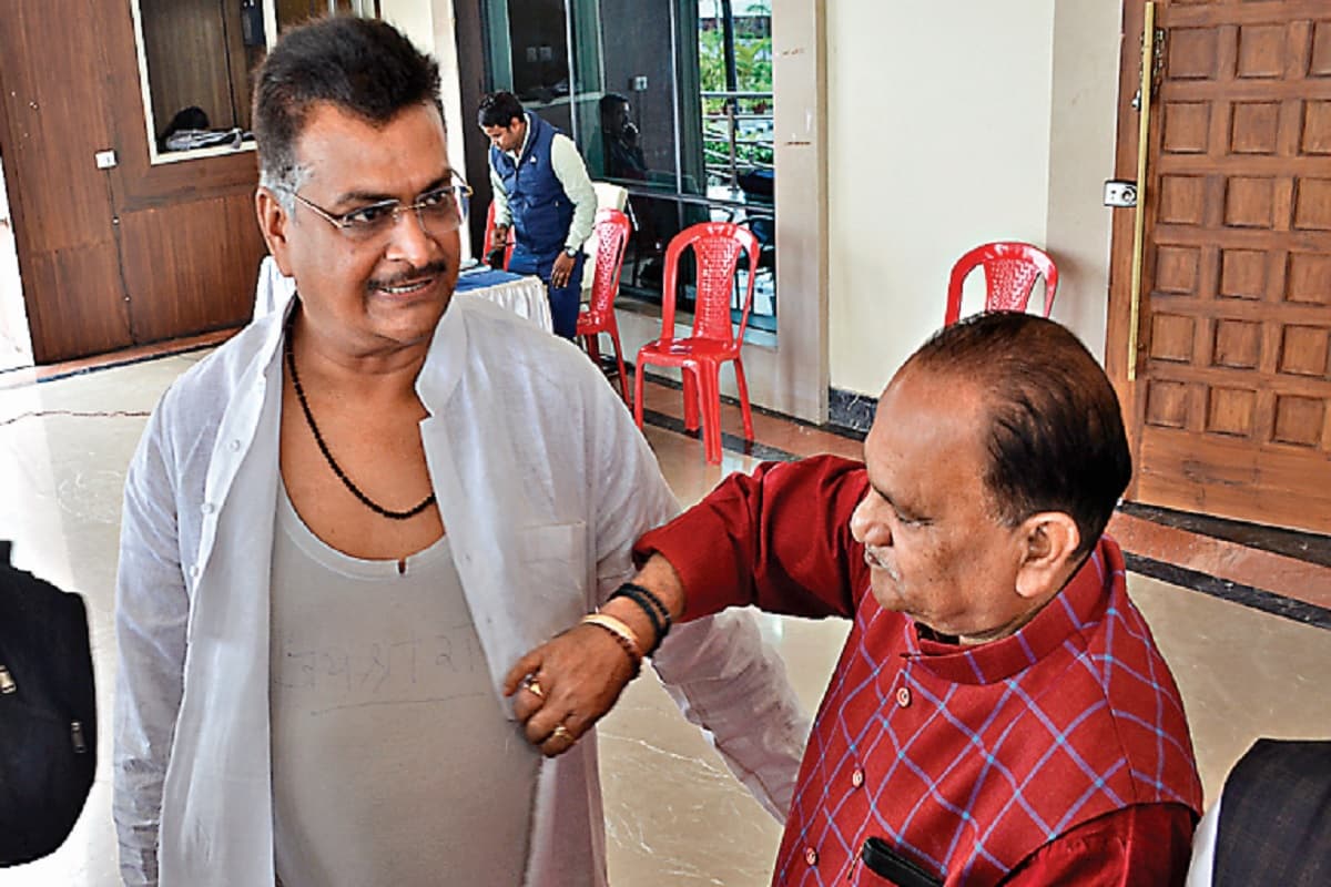 हजारीबाग में रामनवमी जुलूस व डीजे के सवाल पर विपक्ष का सदन में हंगामा, गुस्से में विधायक मनीष ने फाड़ा कुर्ता