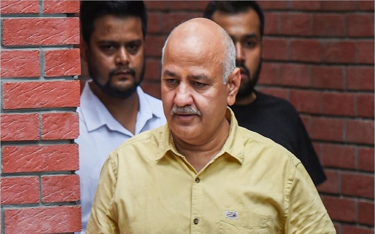 मनीष सिसोदिया बीमार पत्नी से मिलने तिहाड़ जेल से घर पहुंचे