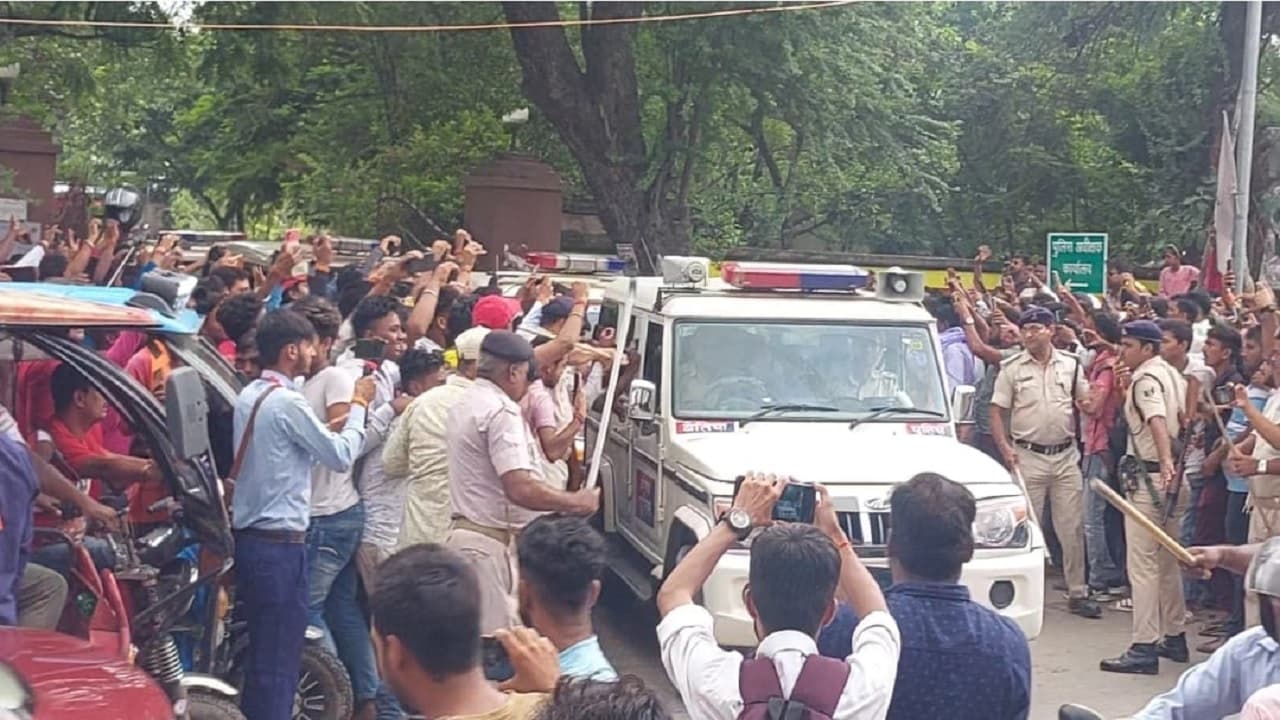 PHOTOS: मनीष कश्यप की 130 दिनों के बाद बिहार वापसी, स्टेशन से लेकर कोर्ट परिसर तक दिखी भीड़ PHOTOS: मनीष कश्यप की 130 दिनों के बाद बिहार वापसी, स्टेशन से लेकर कोर्ट परिसर तक दिखी भीड़