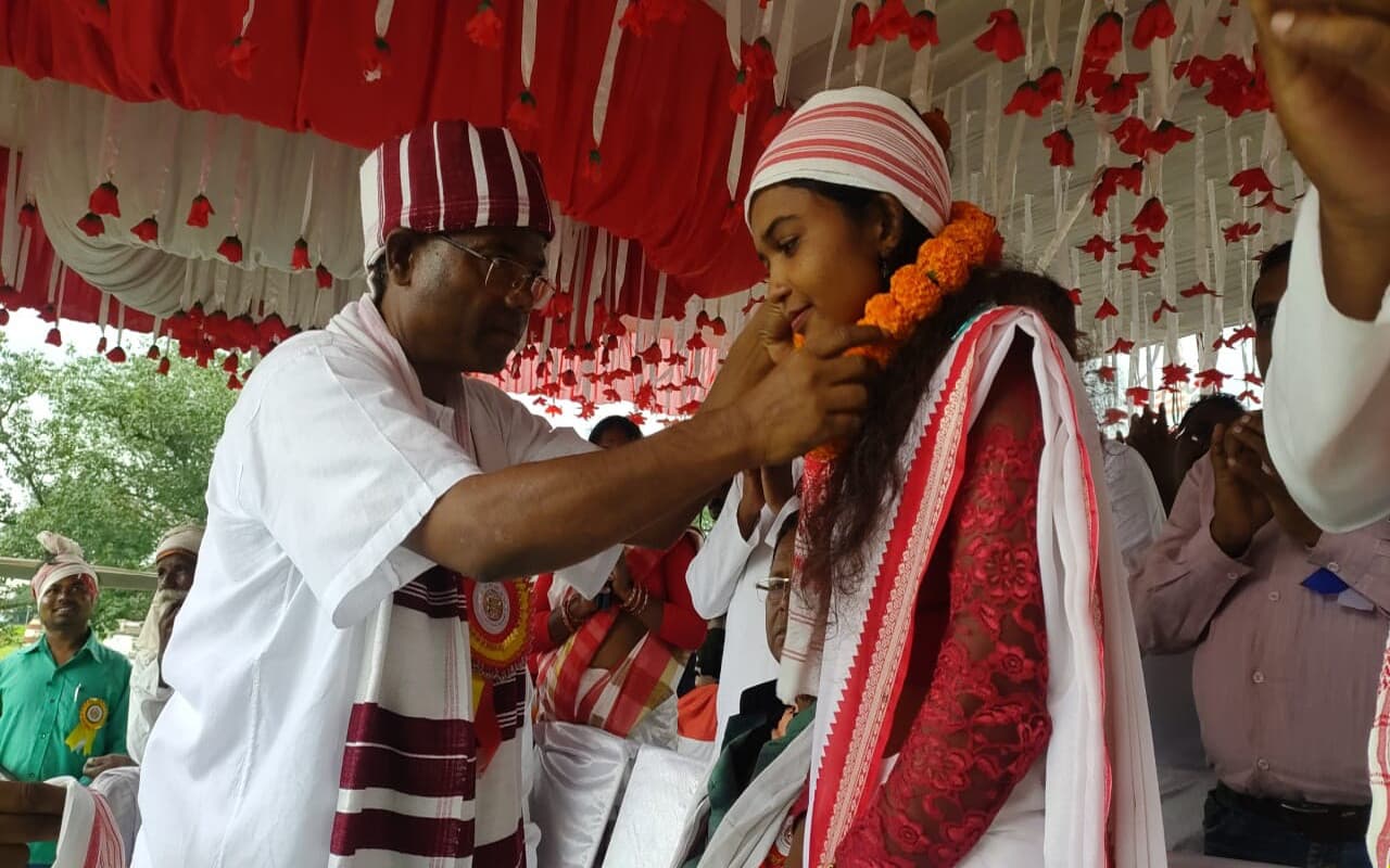 महिला सशक्तीकरण की मिसाल बनी गुमला की मंजू उरांव हुई सम्मानित, प्रशासन ने एक लाख का KCC लोन किया स्वीकृत
