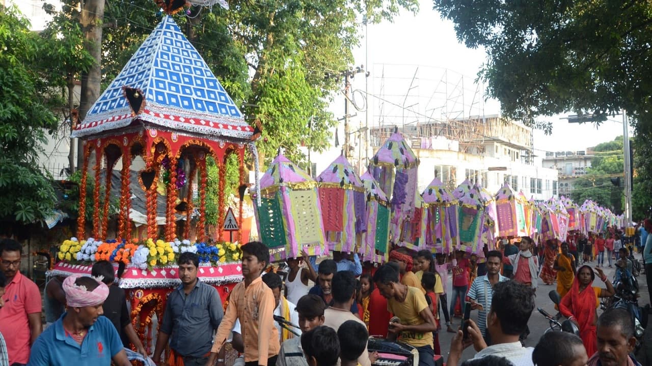 PHOTOS: पति को जिंदा कराने मंजूषा से मृत्युलोक पहुंचीं सती बिहुला, भागलपुर में मंजूषा विसर्जन का देखें दृश्य..