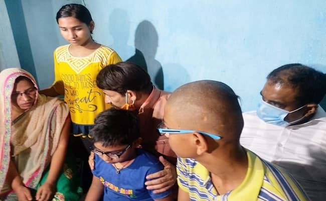 शहीद सुनील कुमार के परिजनों से मिले मनोज तिवारी और खेसारीलाल यादव, भाजपा नेता ने तीनों बच्चों की शिक्षा की ली जिम्मेदारी