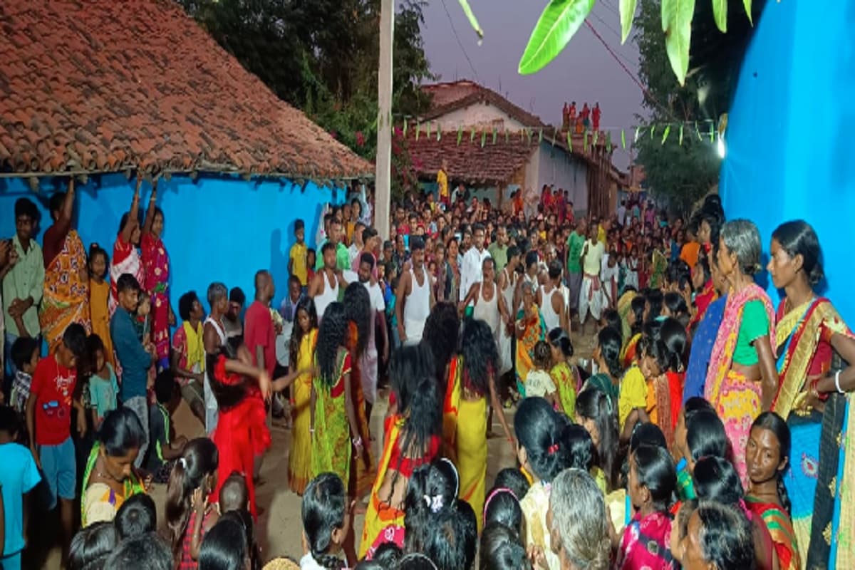 सरायकेला में मनसा पूजा पर निया माड़ा धार्मिक अनुष्ठान का आयोजन, आग के अंगारों पर भक्त चले नंगे पांव