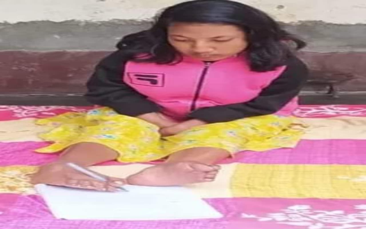 WB News: दिव्यांग्ता के सामने रानीरहाट की मानसी ने नहीं मानी हार, पैरों से लिखकर देंगी माध्यमिक परीक्षा