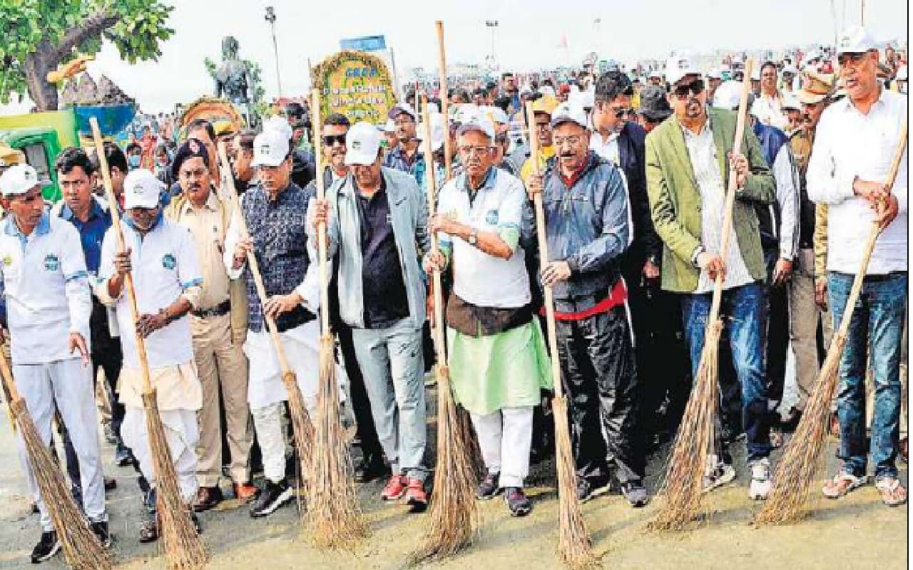 गंगासागर में 70 लाख श्रद्धालुओं ने लगायी डुबकी, सागर तट पर कई मंत्रियों ने भी लगाया झाड़ू