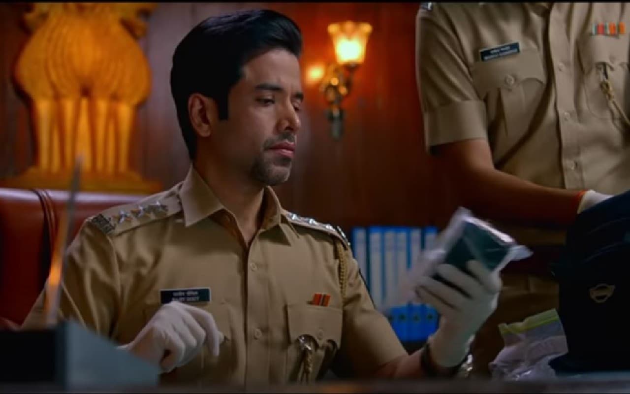 Maarrich Trailer: दमदार पुलिसवाले के किरदार में तुषार कपूर, मर्डर केस सुलझाने में उलझे एक्टर