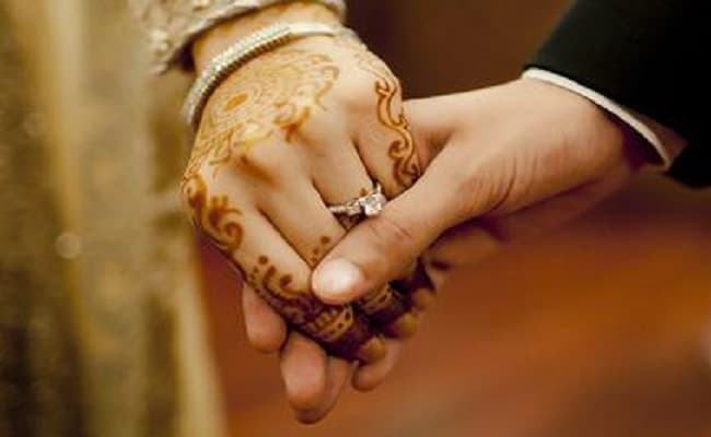 Gorakhpur News: सामूहिक विवाह योजना के तहत एक ही मंडप में मां-बेटी ने लिए सात फेरे, दूल्हा देख लोगों ने कहा- ये तो गजब हो गया