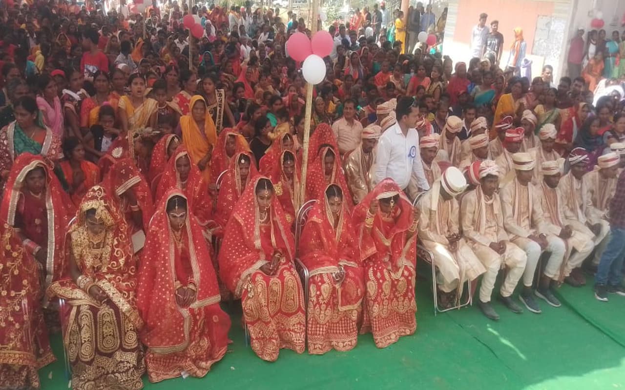 झारखंड : पलामू में असहाय परिवार की 22 कन्याओं का हुआ सामूहिक विवाह