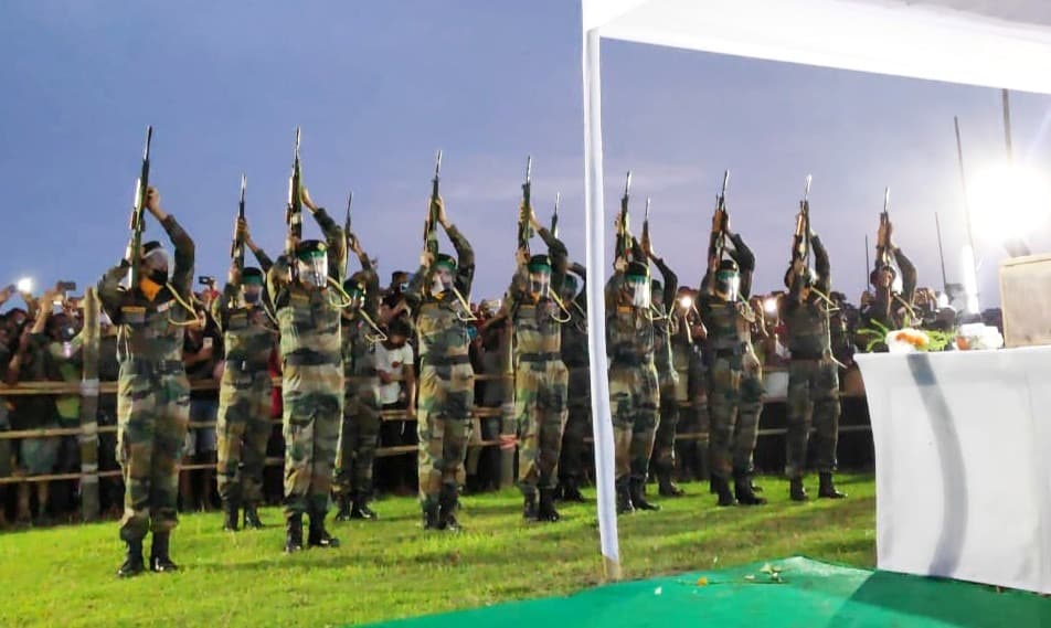 श्रावणी मेला ड्यूटी में आये रांची के पुलिस जवान की हुई मौत, पुलिस लाइन में जवान को दी गयी सलामी