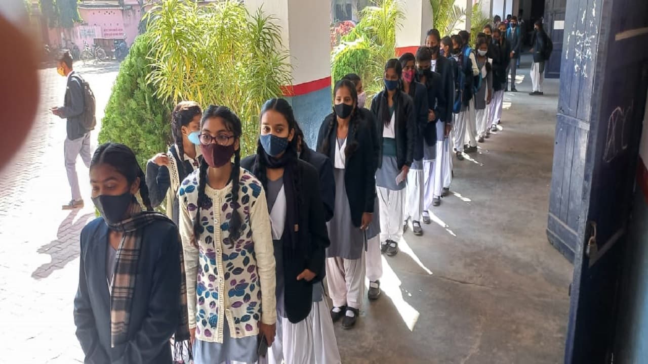 15 से 18 साल के किशोरों को आज से लगने लगी कोरोना वैक्सीन, रांची में 2 लाख से अधिक बच्चों को लगेगा टीका 15 से 18 साल के किशोरों को आज से लगने लगी कोरोना वैक्सीन, रांची में 2 लाख से अधिक बच्चों को लगेगा टीका