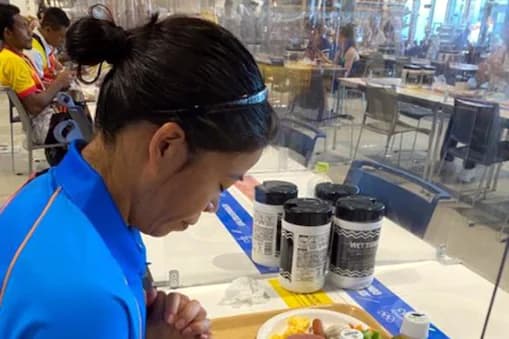 Tokyo Olympics: खेल गांव में खाने के सामने हाथ जोड़े नजर आईं मेरी कॉम, सोशल मीडिया पर लोगों ने लुटाया प्यार