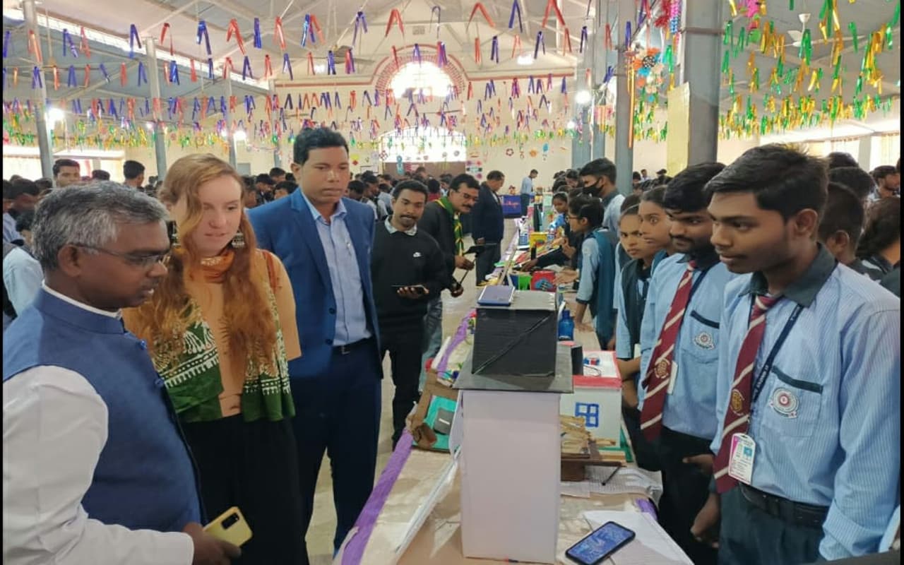 Jharkhand News: आदिवासी संस्कृति पर शोध कर रही इटली की मेरीलिना पहुंची गुमला, बच्चों की सोच की तारीफ की