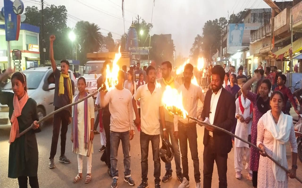 नियोजन नीति के विरोध में छात्रों ने निकाला मशाल जुलूस, 19 अप्रैल को झारखंड बंद