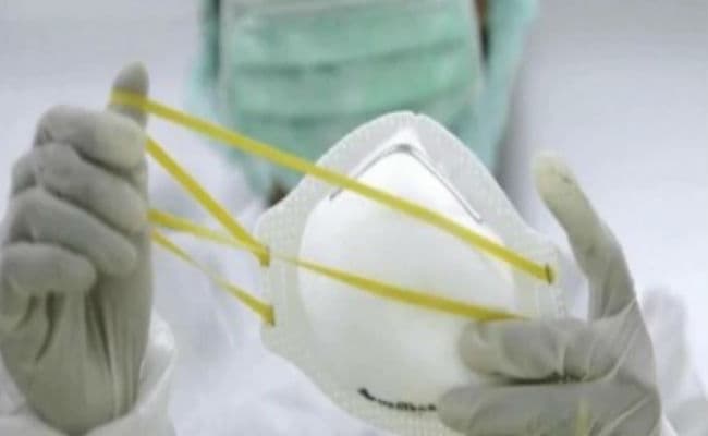 भारत में कोरोना वायरस के कहर का असर : दिल्ली और NCR में दवा दुकानों पर मास्क और सैनिटाइजर की किल्लत