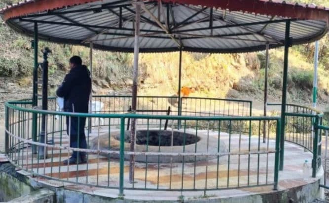 OMG! इतनी ऊंचाई पर कुआं, करीब दो सौ साल से लोगों की बुझा रहा है प्यास