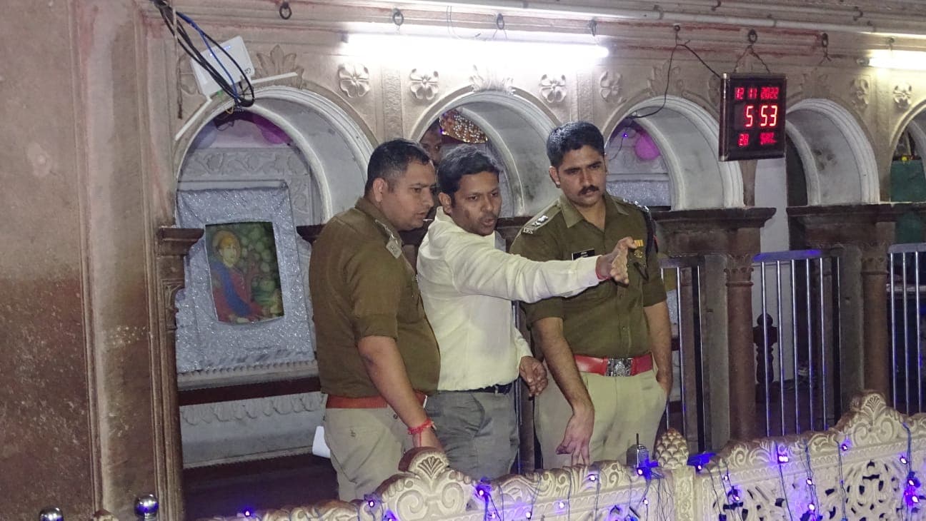 Banke Bihari Temple: मुख्यमंत्री की फटकार के बाद एक्शन में अफसर, दर्शन व्यवस्था को लेकर चर्चा