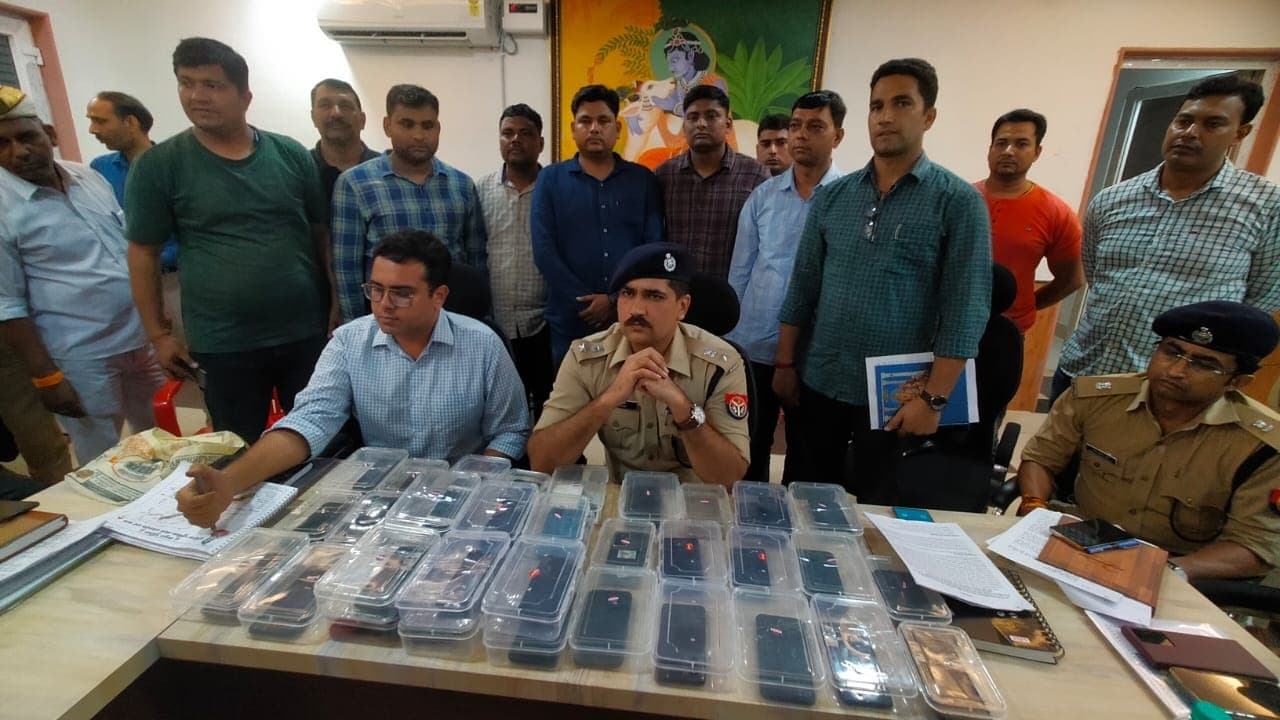 Mathura: गोवर्धन मेले में गिरोह की एंट्री, पुलिस के हाथ लगा मोबाइल चोरी करने वाला गैंग, किया बड़ा खुलासा