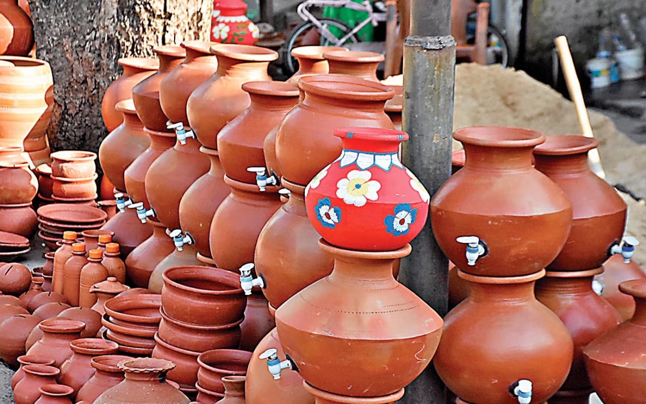 'देसी फ्रीज' से सजा रांची का बाजार, मिट्टी के घड़े और सुराही की बढ़ी डिमांड