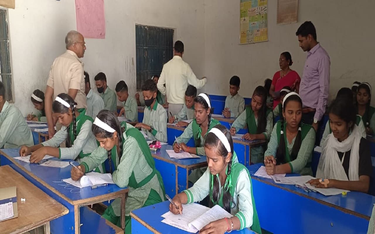 JAC 10th Board Exam 2023: हाथ फ्रैक्चर होने के बावजूद रानी कुमारी ने दी मैट्रिक की परीक्षा, ऐसे लिखा आंसर