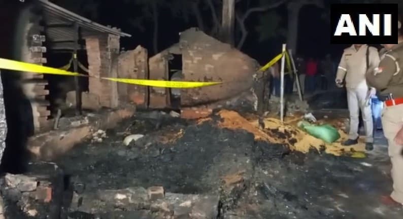 Mau Fire News: मऊ में दर्दनाक हादसा, घर में आग लगने से एक ही परिवार के 5 लोगों की जिंदा जलकर मौत