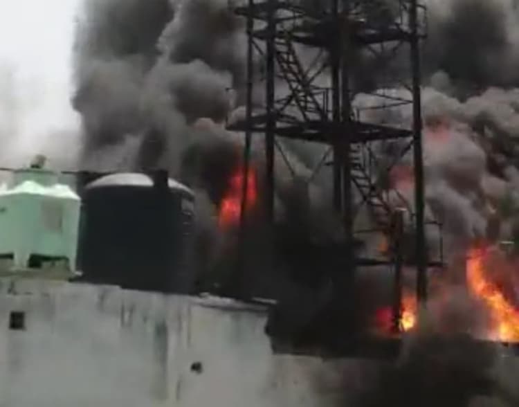 अलीगढ़ः पिपरमेंट फैक्ट्री में लगी भीषण आग, चार मजदूर झुलसे, मौके पर दमकल की कई गाड़ियां मौजूद