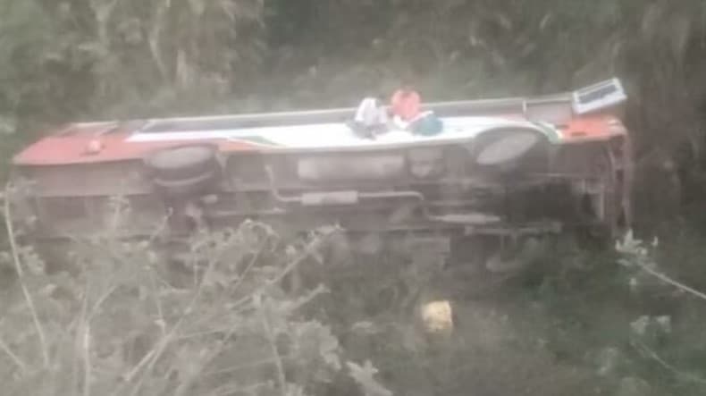 बलरामपुरः खाई में पलटी बस, एक यात्री की मौत, कई घायल, CM योगी ने जताया शोक, मृतकों के परिजनों को मिलेगा मुआवजा