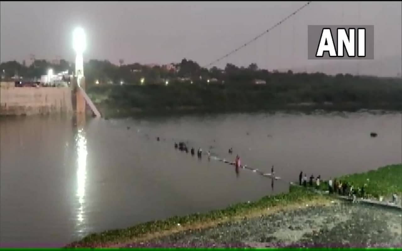 Morbi Bridge Collapse: सैर करने पहुंचे सैंकड़ों लोगों के लिए ब्रिज बना काल! देखें हादसे की दर्दनाक तस्वीर