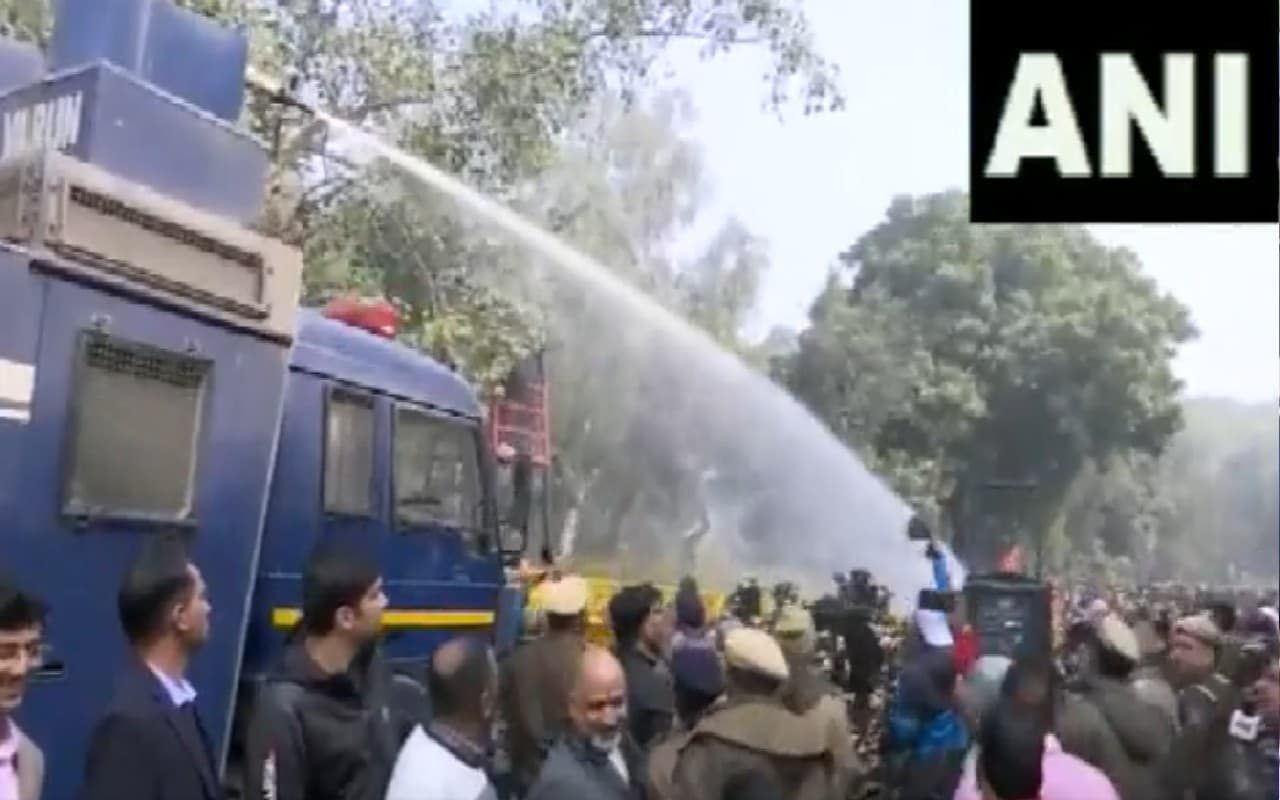 एमसीडी मेयर चुनाव को लेकर AAP और BJP आमने-सामने, दिल्ली की सड़कों पर जोरदार प्रदर्शन