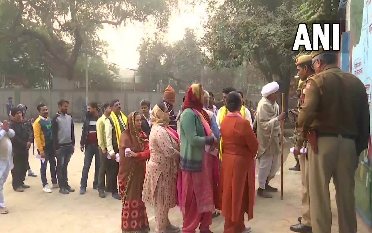 MCD Election के लिए कड़ी सुरक्षा के बीच मतदान जारी, कई दिग्गज नेताओं ने डाले वोट, देखें तस्वीरें