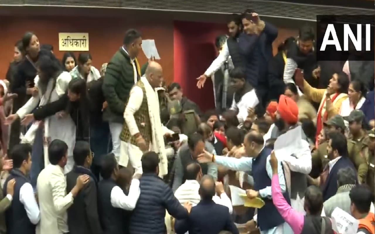 Delhi MCD: MCD की कार्यवाही कल तक के लिए स्थगित, रेखा गुप्ता और अमित नागपाल पर होगी कार्रवाई