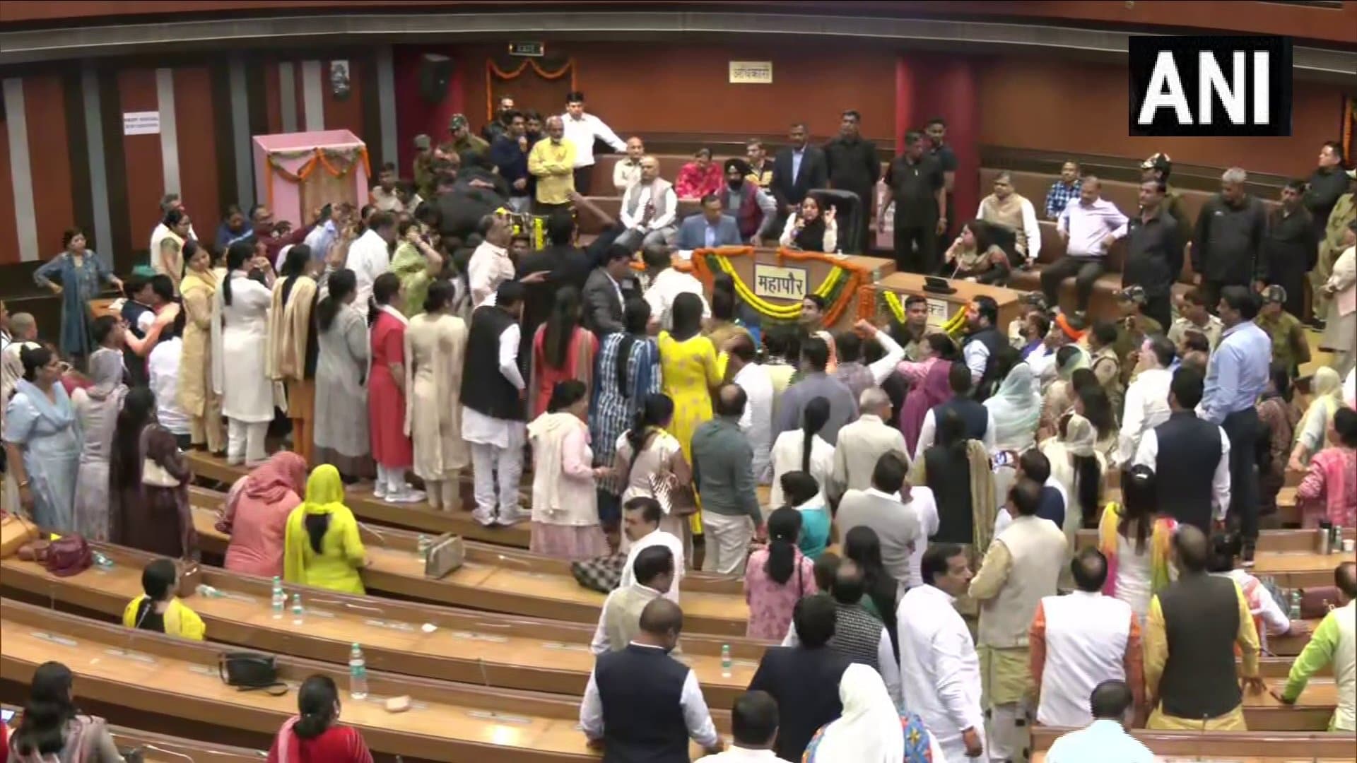 Delhi MCD: नहीं हो सका स्टैंडिंग कमेटी का चुनाव, भारी हंगामे के बीच सदन की कार्यवाही कल तक के लिए स्थगित