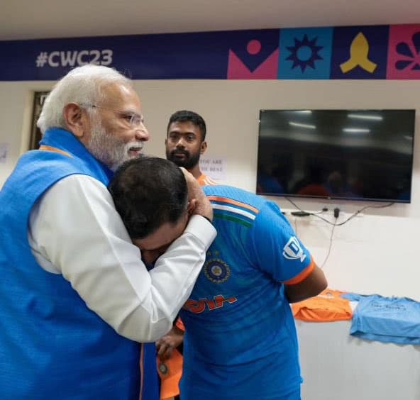 PHOTO: पीएम मोदी से मिलकर रो पड़े मोहम्मद शमी, भारतीय टीम के ड्रेसिंग रूम में आंसुओं का सैलाब