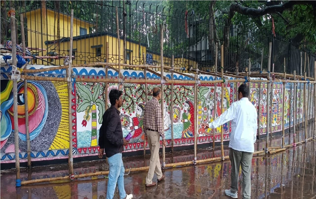 Chhath 2022 : पटना में दिखने लगी है छठ की छटा, मधुबनी पेंटिंग से घाटों को बनाया जा रहा आकर्षित