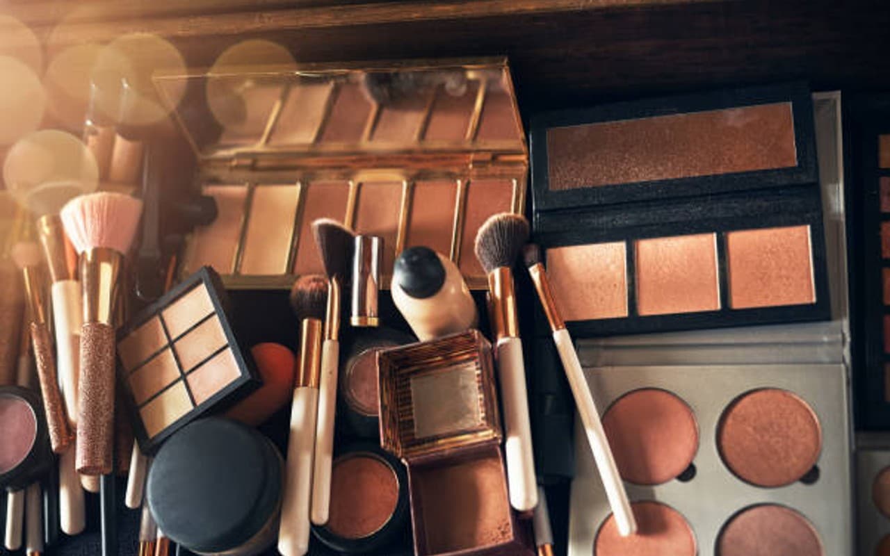 झारखंड : फुसरो बाजार की दुकानों से लैक्मे के डुप्लीकेट सामान बरामद, ऐसे होती है पहचान