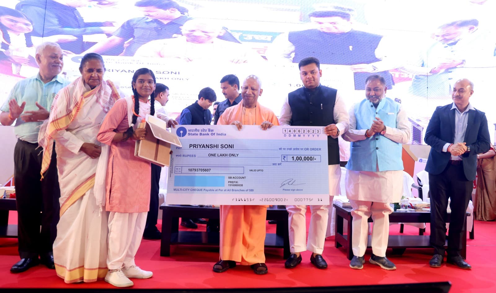 UP News: सीएम योगी ने 1745 मेधावी छात्रों का किया सम्मान, एक लाख रुपये, टैबलेट, मेडल और प्रशस्ति दिया