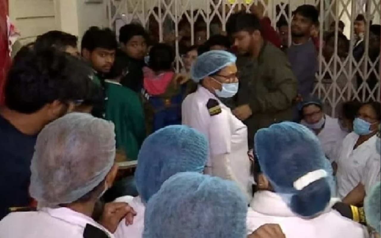 कोलकाता मेडिकल कॉलेज : पांचवे दिन भी भूख हड़ताल जारी, छात्रों की सेहत पर प्रबंधन की नजर