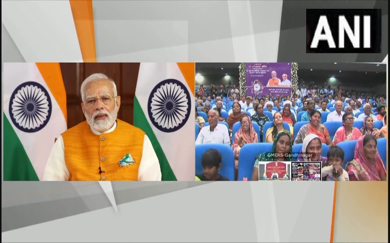 PMJAY-MA योजना के लाभार्थियों को दिया गया आयुष्मान कार्ड, लाभुकों के साथ पीएम मोदी ने की बात