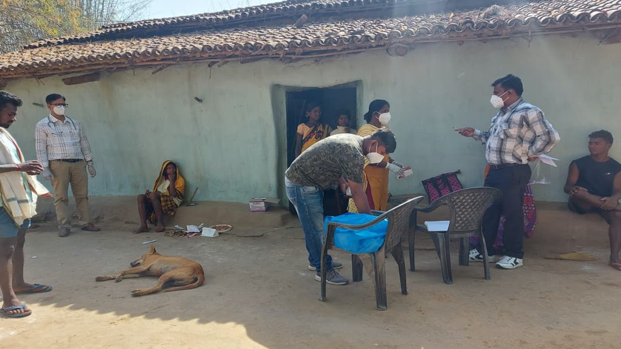 चिकन पॉक्स फैलने के बाद 15 दिनों के लिए गुमला का आताकोरा स्कूल बंद, घर-घर बच्चों को दी गयी दवा चिकन पॉक्स फैलने के बाद 15 दिनों के लिए गुमला का आताकोरा स्कूल बंद, घर-घर बच्चों को दी गयी दवा