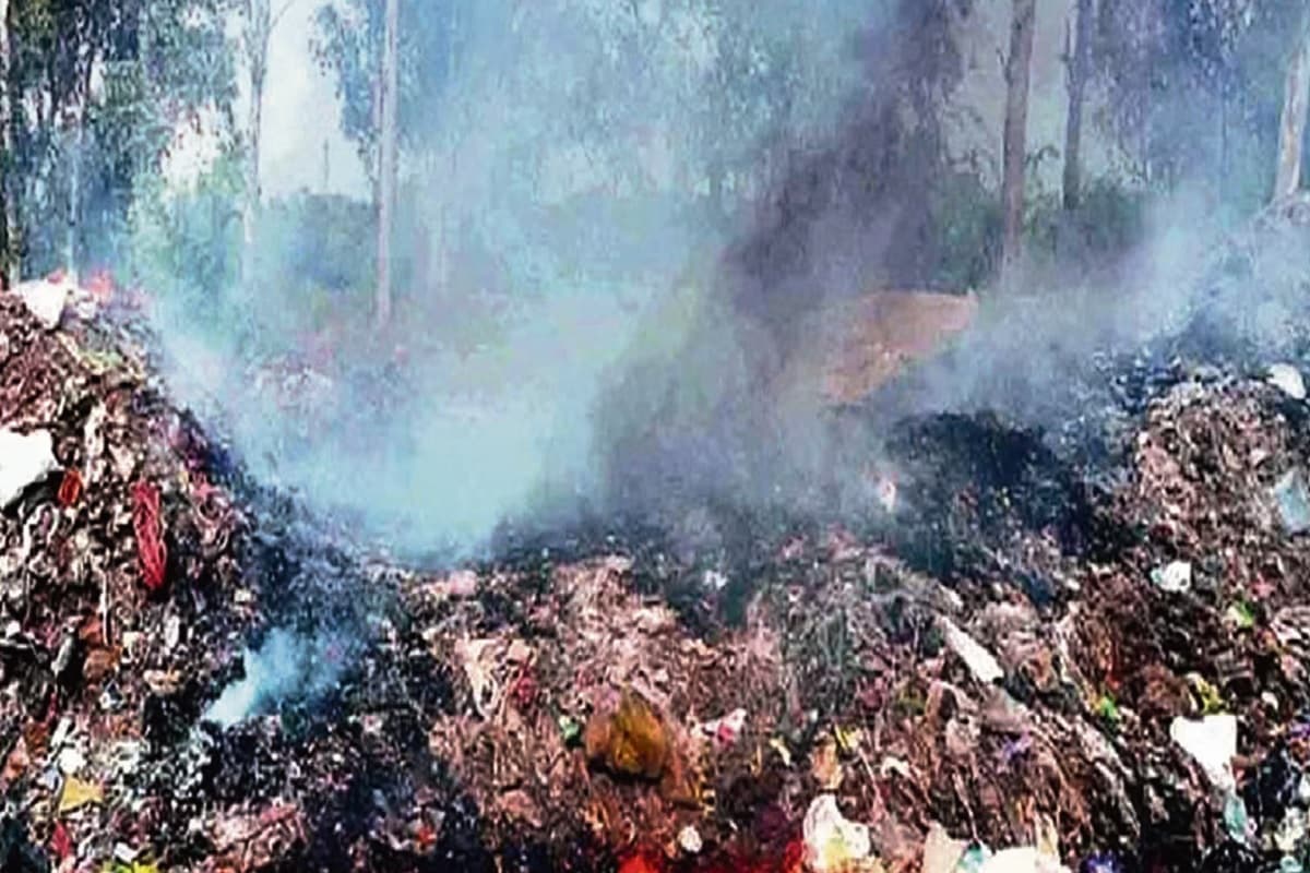 पलामू : कचरा जलाये जाने से फैल रहा जहरीला धुआं, मेदिनीनगर नगर निगम प्रशासन मौन
