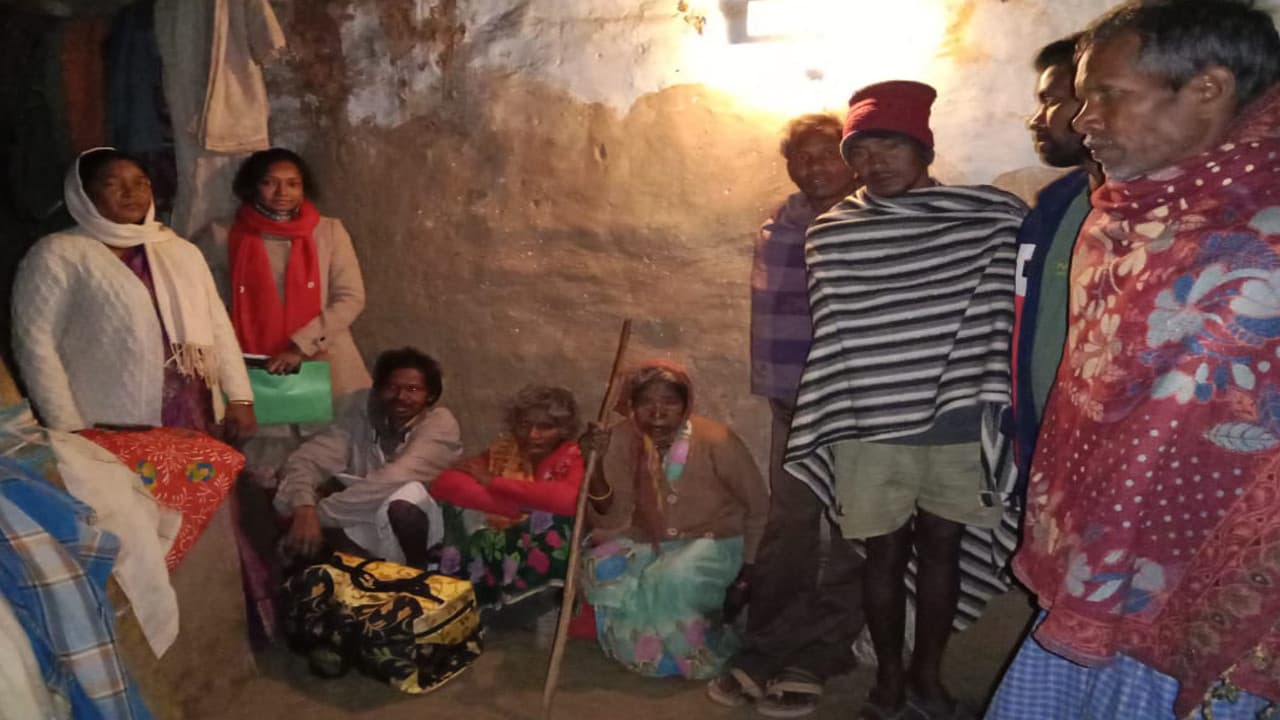 यूपी के कन्नौज में फंसी गुमला के पोकटा गांव की महिला की हुई सकुशल वापसी, परिजनों से मिलकर जतायी खुशी