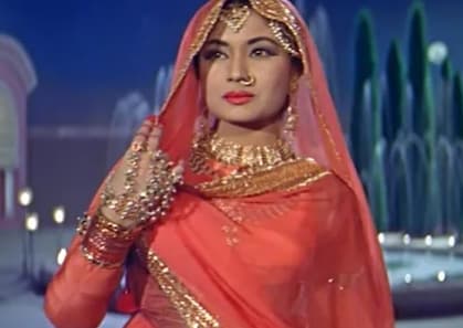 Meena Kumari Death Anniversary: क्यों मीना कुमारी अपना बायां हाथ कैमरे के सामने छिपाती थीं?वजह जान चौंक जाएंगे