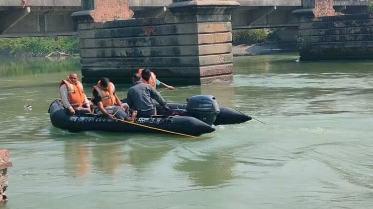 मेरठ: बेटे की चाहत में पूजा करने गई मां का गंग नहर में पैर फिसला, दो वर्षीय बेटी की मौत, महिला की तलाश जारी...