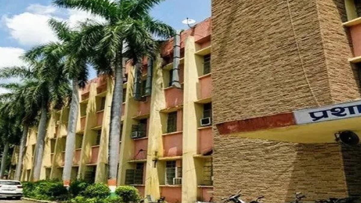 बरेली का शातिर बंदी मेरठ मेडिकल कॉलेज से फरार, एसएसपी ने पांच सिपाही किए सस्पेंड, रिपोर्ट दर्ज