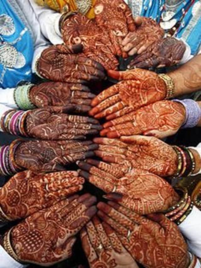 Mehndi Design: हरियाली तीज पर अपने हाथों में लगाएं ये latest मेहंदी डिजाइन, हाथों की बढ़ जाएगी शोभा