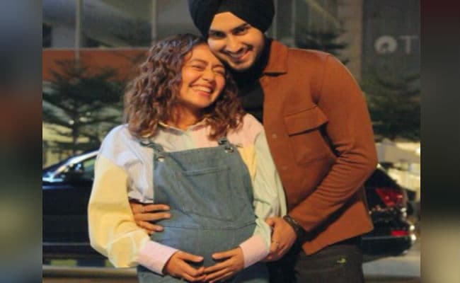 Neha Kakkar Pregnant : प्रेग्नेंट हैं नेहा कक्कड़, बेबी बंप फ्लॉन्ट करते हुए पति संग शेयर की ये खूबसूरत तसवीर