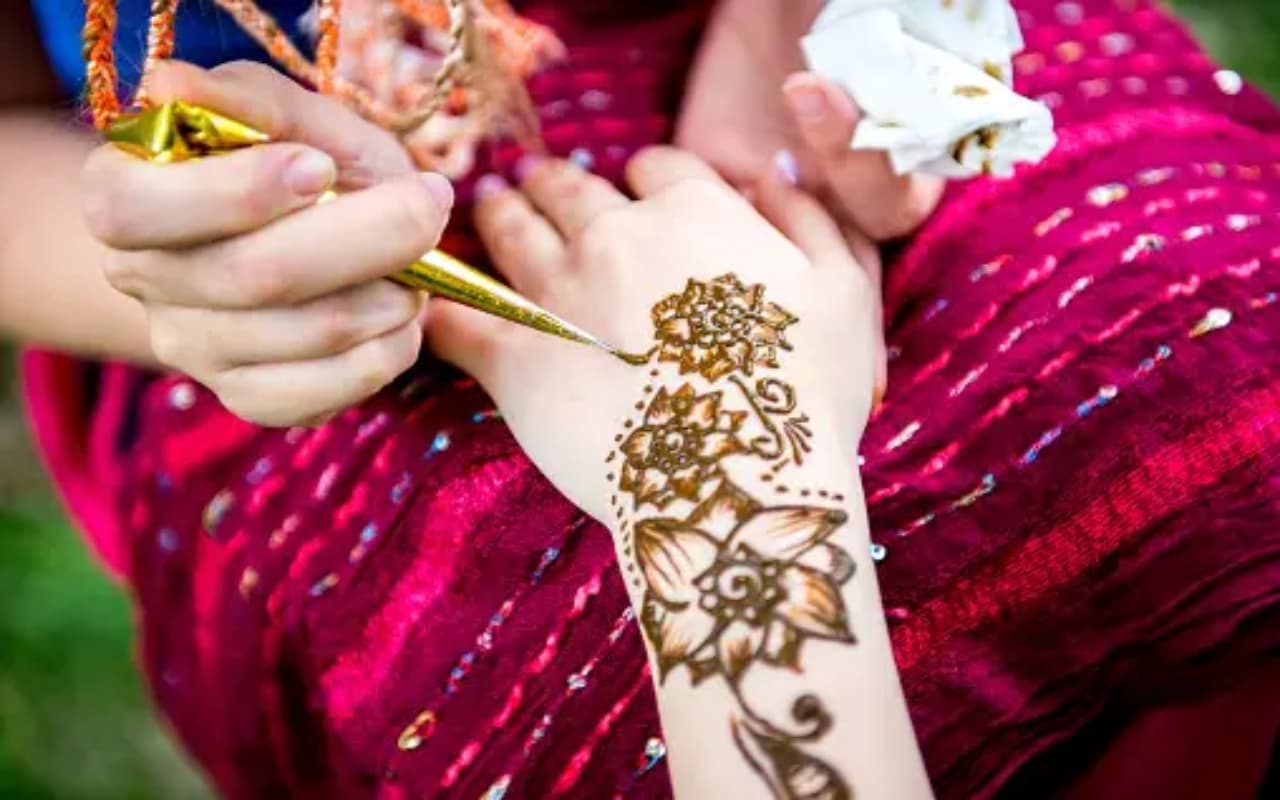 Simple Mehndi Design: सावन में इस बार रक्षाबंधन पर लगाइए ये नए और आसान मेंहदी डिजाइन