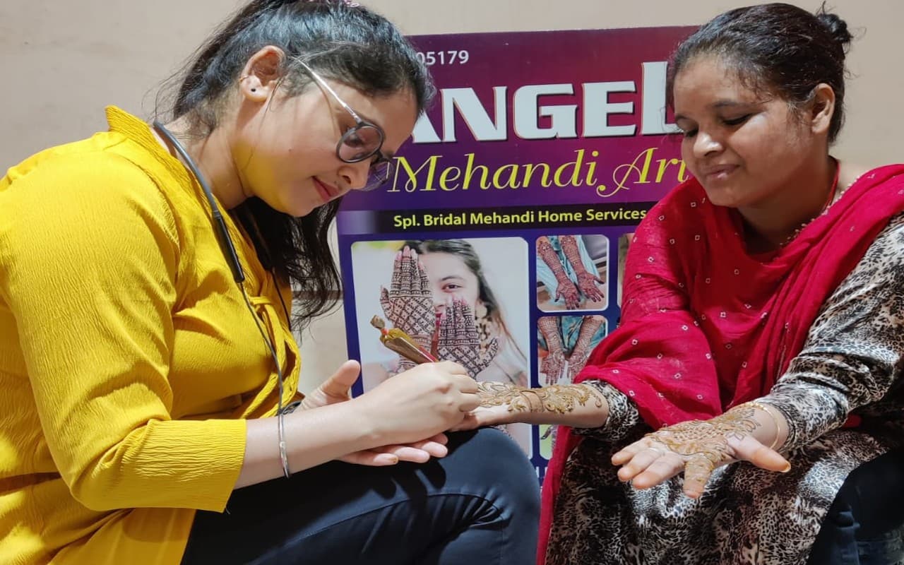 Karwa Chauth Mehndi Design: सुहागिन महिलाएं जरूर लगाएं मेहंदी, देखें लेटेस्ट डिजाइन