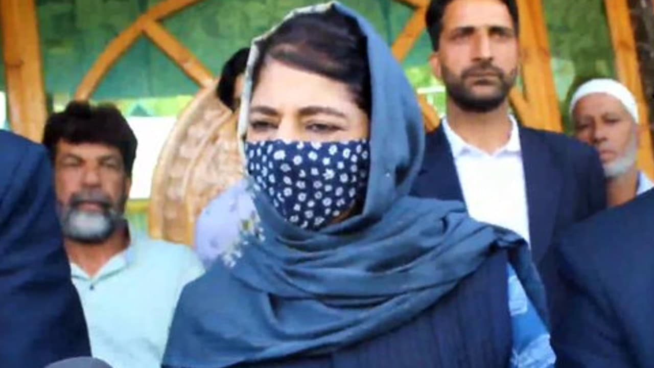 महबूबा मुफ्ती ने बुलडोजर और अनुच्छेद 370 पर भाजपा को आड़े हाथ लिया