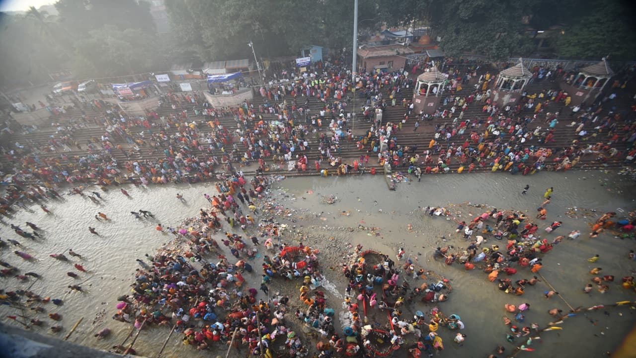 कार्तिक पूर्णिमा के अवसर पर बिहार के गंगा घाटों पर मेले जैसा जमावड़ा, श्रद्धालुओं की भारी भीड़, देखें तस्वीरें